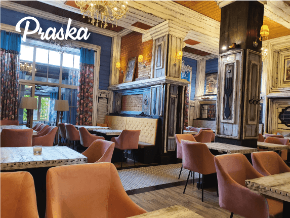 Wnętrze restauracji EFES Praska — żyrandole i welurowe fotele